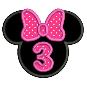 Pu&ograve; includere: Una testa nera di Minnie Mouse con un fiocco rosa a pois e il numero 3 in rosa con pois bianchi. Il disegno ha un contorno nero ed &egrave; posto su uno sfondo bianco.