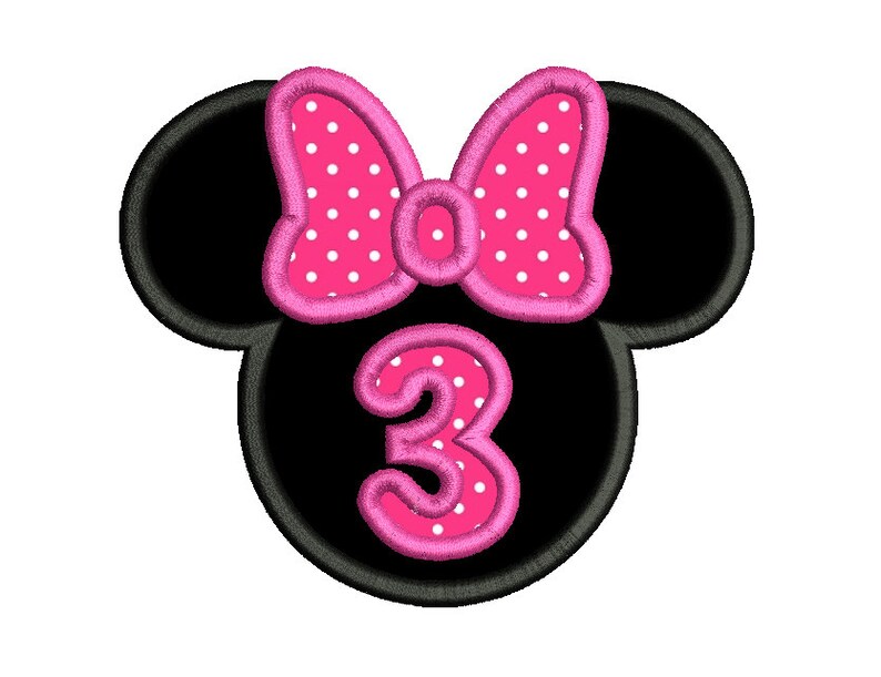 Pu&ograve; includere: Una testa nera di Minnie Mouse con un fiocco rosa a pois e il numero 3 in rosa con pois bianchi. Il disegno ha un contorno nero ed &egrave; posto su uno sfondo bianco.