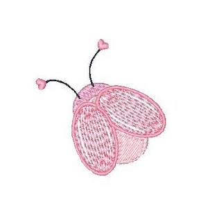 Puede incluir: Una mariquita bordada de color rosa con antenas en forma de corazón.