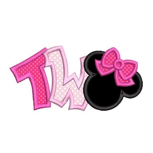 以下が含まれることがあります： ピンクと白のドット柄の「TWO」と、黒と白のミニーマウスの頭とピンクのドット柄のリボン