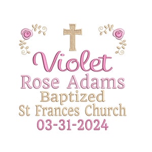 Op de afbeelding: Geborduurd ontwerp met de naam "Violet" in roze script, "Rose Adams", "Baptized", "St Frances Church" en de datum "03-31-2024". Een gouden kruis en bloemmotieven completeren het ontwerp.