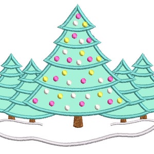 Pode incluir: Um grupo de cinco &aacute;rvores de Natal azul turquesa com enfeites brancos, amarelos e rosados em um fundo branco de neve.