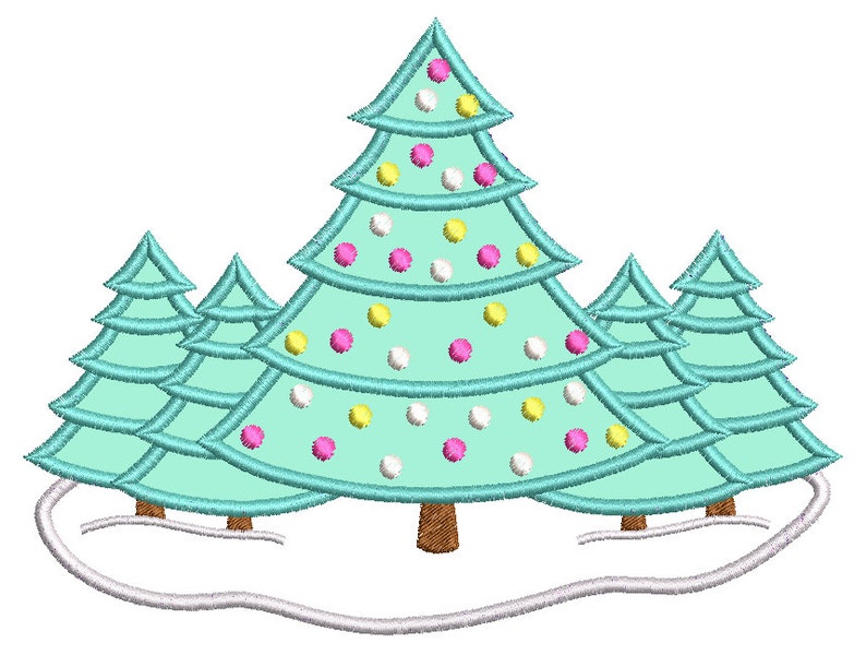 Pode incluir: Um grupo de cinco &aacute;rvores de Natal azul turquesa com enfeites brancos, amarelos e rosados em um fundo branco de neve.