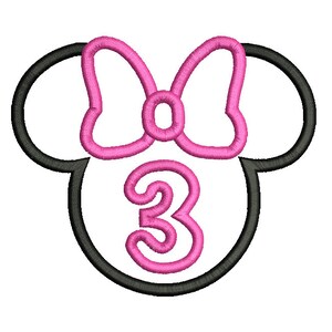 Pu&ograve; includere: Un contorno nero e bianco di una testa di topo con un fiocco rosa e il numero 3. Il numero 3 e il fiocco sono di colore rosa acceso. Il design &egrave; probabilmente per una festa di compleanno.