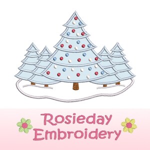 Pode incluir: Um desenho de bordado que apresenta um grupo de quatro &aacute;rvores de Natal azuis com enfeites vermelhos, brancos e azuis. As &aacute;rvores est&atilde;o em p&eacute; em um banco de neve branco. O design &eacute; da Rosie Day Embroidery.