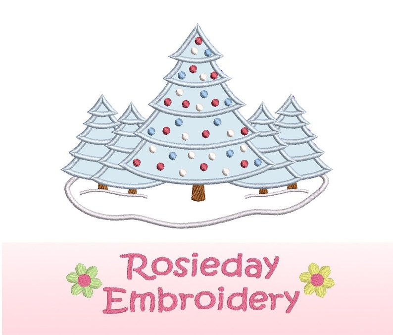 Pode incluir: Um desenho de bordado que apresenta um grupo de quatro &aacute;rvores de Natal azuis com enfeites vermelhos, brancos e azuis. As &aacute;rvores est&atilde;o em p&eacute; em um banco de neve branco. O design &eacute; da Rosie Day Embroidery.