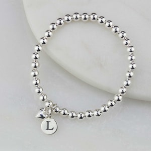 Pulsera infantil personalizada con cuentas de plata y dije de corazón
