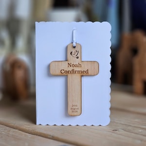 Carte de décoration personnalisée avec croix suspendue de confirmation - Cadeaux pour confirmation, cadeaux religieux, cadeaux souvenirs en bois, jeton de poche croix