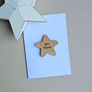 Você Passou! Token e Cartão de Estrela de Madeira - Cartões Feitos à Mão, Presentes de Lembrança, Cartões de Aniversário, Cartões de Sentimento, Cartões de Positividade