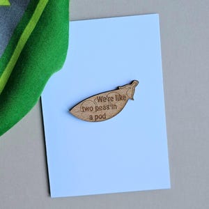 Wir sind wie zwei Erbsen in einer Schote Holztoken und Karte - Handgemachte Karten, Erinnerungsgeschenke, Geburtstagskarten, Sentimentkarten, Positivitätskarten