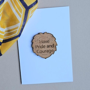 Have Pride and Courage houten leeuw token en kaart - handgemaakte kaarten, aandenkencadeaus, verjaardagskaarten, sentimentkaarten, motiverende cadeaus
