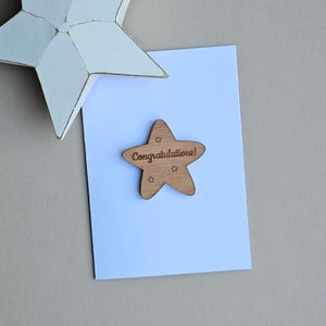 Félicitations ! Jeton étoile en bois et carte - Cartes faites main, cadeaux souvenir, cartes d'anniversaire, cartes sentiments, cartes positivité