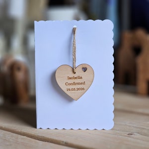 Cartão de Confirmação Personalizado em Formato de Coração Pendurado - Presentes para Confirmação, Presentes Religiosos, Lembranças de Madeira, Cartão de Bolso