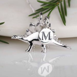 Colar personalizado com pingente de estegossauro em prata maciça
