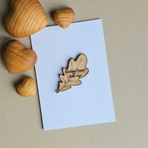 Ficha de bolsillo y tarjeta con la frase "La sabiduría llega con la edad" en forma de hoja de roble: tarjetas hechas a mano, obsequios de recuerdo, tarjetas de cumpleaños, tarjetas de sentimientos, tarjetas de positividad