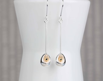Atemberaubende Ovale Ohrringe Mit Miniatur Hängenden Herz In Silber Und Gold