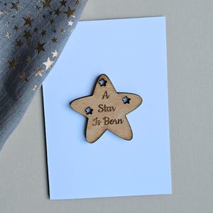 Houten penning en kaart A Star Is Born - handgemaakte kaarten, aandenken, nieuwe babykaarten, sentimentkaarten