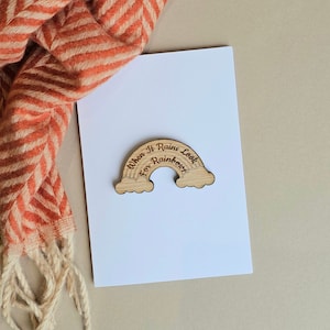 When It Rains Rainbow Pocket token en kaart - Handgemaakte kaarten, aandenkencadeaus, verjaardagskaarten, sentimentkaarten, positiviteitskaarten