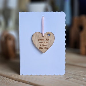 Nieuwe gepersonaliseerde hangende hartdecoratie en kaart voor baby