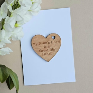 Mum's Heart Geweldig groot hart Houten penning en kaart - Handgemaakte kaarten, aandenkencadeaus, verjaardagskaarten, sentimentkaarten, Moederdagkaarten