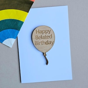 Globo de madera con mensaje "Feliz cumpleaños atrasado" - Tarjetas hechas a mano, regalos de recuerdo, tarjetas de cumpleaños, tarjetas de sentimiento, tarjetas de positividad