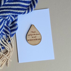 Don't Wait For The Storm... Pocket token en kaart - handgemaakte kaarten, aandenkencadeaus, verjaardagskaarten, sentimentkaarten, positiviteitskaarten