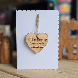 Carte coeur suspendue en bois 5e anniversaire de mariage - Cartes faites main, cadeaux souvenir, cartes sentiments, cartes d'anniversaire, cartes de la Saint-Valentin