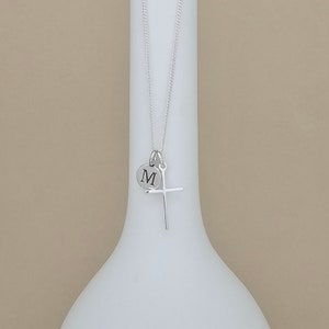Collar personalizado con cruz fina en plata de ley