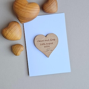 Ficha y tarjeta de corazón de boda de madera personalizadas