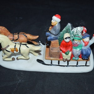 Christmas village / sleigh ride / Imax / 1993 / Fair condition / sleigh / village / One child broken off / hidden by trees / see photo 4