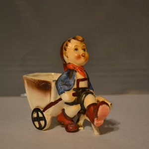 Jongen / winkelwagen / hond / beeldje / Japan / made in Japan / blauw / beige / rood / Hummel-achtige / Japan beeldje / vintage / vintage beeldje / bruin