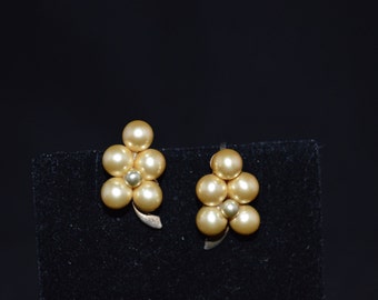 Grape cluster pearl earrings / screw back earrings / pearl earrings / pearl and gold earrings / pearl screw back / unpierced earrings