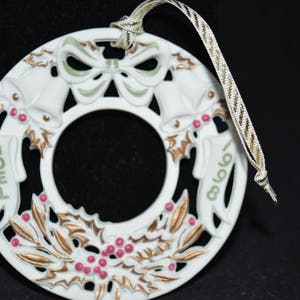 SALE / Kranz / Ornament / Noel / 1998 / weiß / grün / rot / gold / rund / Weihnachtsornament / Weihnachtsornament / Porzellan