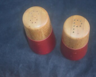 salt and pepper / salt shaker / tableware / wood / red / shaker / seasoning