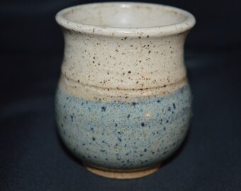 Aardewerk beker / blauwe bodem / beige bovenkant / 3 "x 2,5" diameter / aardewerk / beker / blauw / beige / kleine beker /