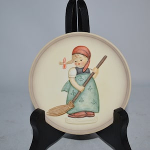 Hummel plate / Goebel plate / Little Sweeper / Homemakers Series / 1988 / collectible plate / miniature collectors plate / Hummel miniatures