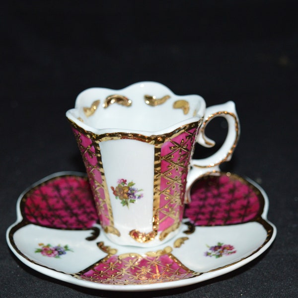 Kleine Teetasse / Untertasse / gewellte Kanten / hell / fröhlich / tief rosa / weiß / gold / Tasse 2,25" Durchmesser / Untertasse 5" Durchmesser / Expresso