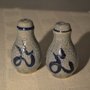 Pottery salt and pepper / shakers / pottery / blue pottery / salt shaker / pottery shakers / kitchen / dining / tableware / seasoning