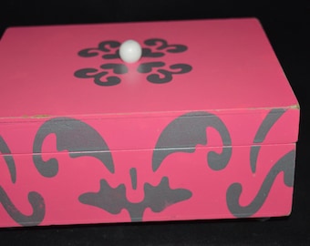 Trinket box / bright pink / silver trim / white knob / white feet / jewelry box / box / toy box / childrens box / doll box / storage box