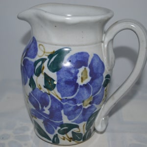 Fatto a mano / brocca di ceramica / fiori blu / ceramica / brocca / stoviglie / drinkware / acqua brocca / blu / floreale / bevanda brocca
