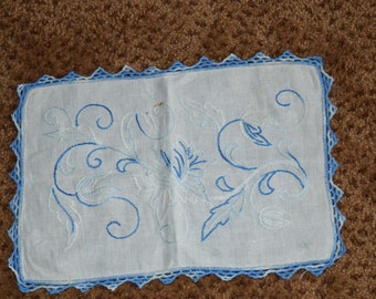 Linen doily / blue floral embroidery / blue edging / Floral / blue / linen / doily / embroidered / vintage linen. 16&quot; x 10&quot;  Good condition