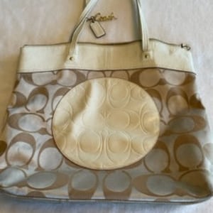 Monedero Coach / beige / blanco / estampado C vintage / óvalo de cuero / centro / asas de cuero / ribete / 16" x 14" / bolsillo interior con cremallera
