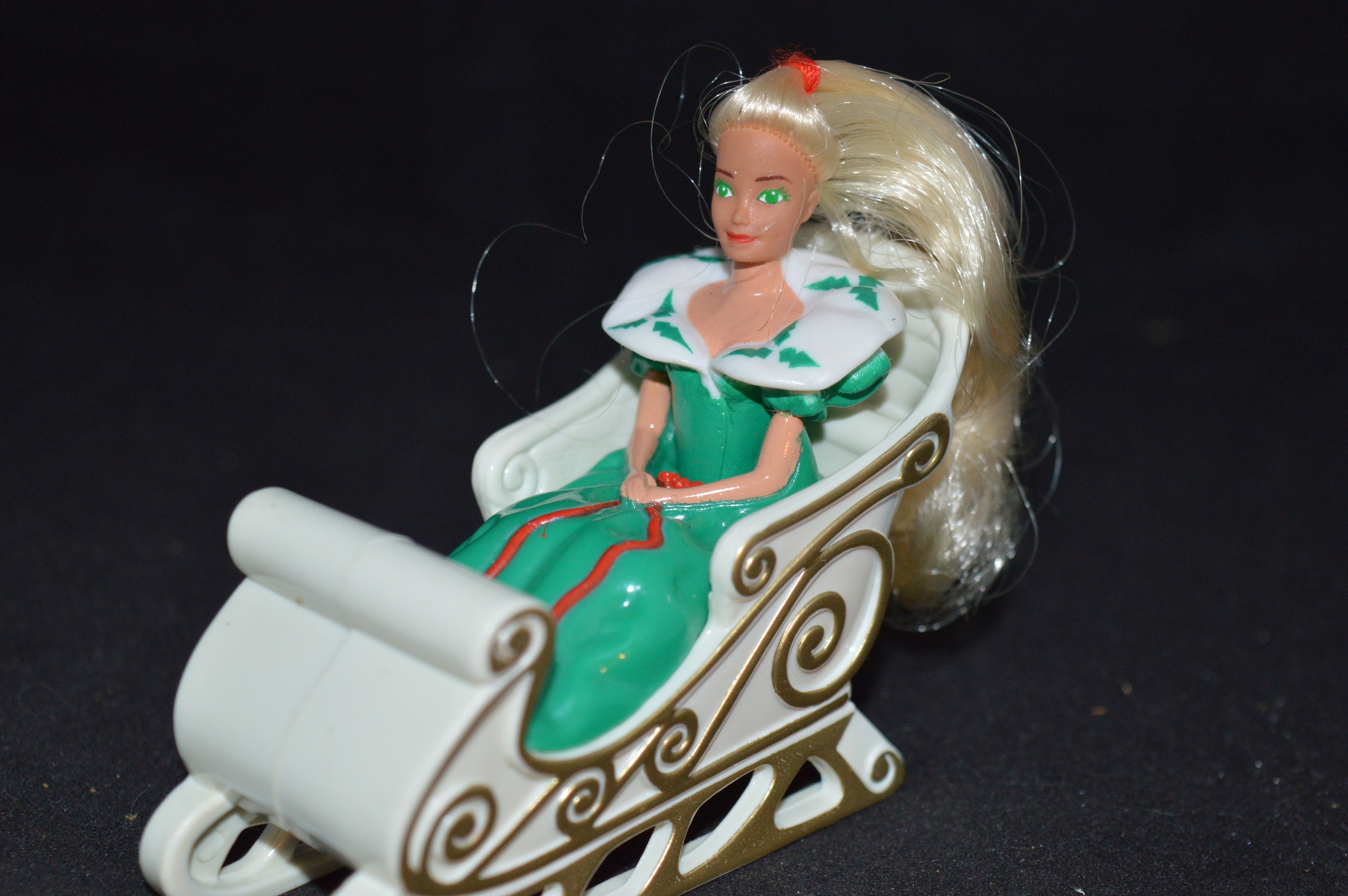 Mattel 1995 Holiday Barbie #1 In Sleigh McDonalds Happy Meal Toy Christmas 