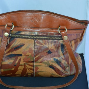 Patricia Nash / bolso de cuero / hojas marrones / 2 bolsillos exteriores grandes / una cremallera / 2 bolsillos interiores / una cremallera / cierre de cremallera