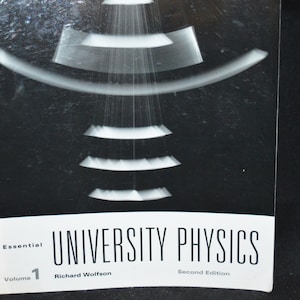 Può includere: Copertina di un libro di testo intitolato "Essential University Physics" di Richard Wolfson, Volume 1, Seconda Edizione. La copertina presenta un'immagine in bianco e nero di una serie di cerchi concentrici.