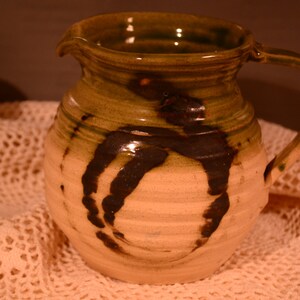 Aardewerk kruik / groen / wit / bruin ontwerp / kleine werper / creamer / aardewerk creamer / koffiemelk / koffie / thee / aardewerk