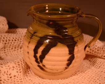 Keramikkanna / grön / vit / brun design / liten kanna / gräddkanna / keramikgräddkanna / kaffegräddkanna / kaffe / te / keramik
