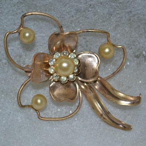 Brass brooch / vintage brooch / floral design / pearls / rhinestones / vintage jewelry / brooch / vintage brass / pin / vintage pin / jewels