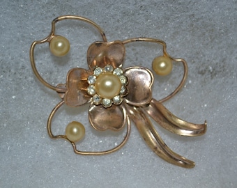 Brass brooch / vintage brooch / floral design / pearls / rhinestones / vintage jewelry / brooch / vintage brass / pin / vintage pin / jewels