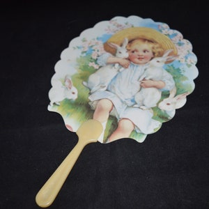 Leque de Páscoa / menina / coelhinhos / reprodução / saudação da virada do século / cabo de plástico / leque de papel / 1990